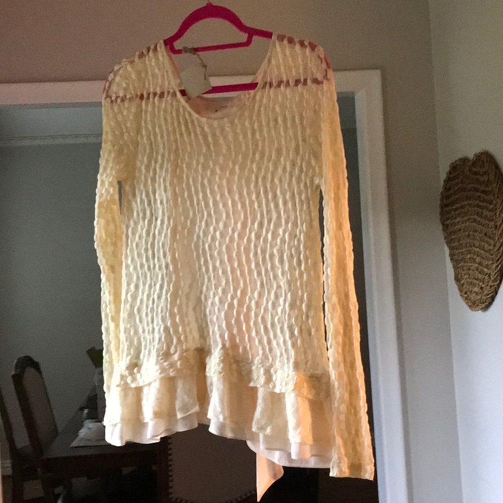 Lace tie in back beautiful topBaby yellow